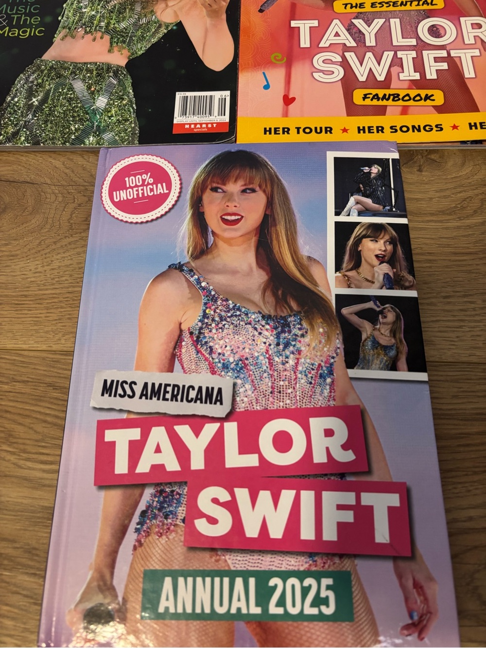 Taylor Swift Fanbook Collection - Picture 2 of 10